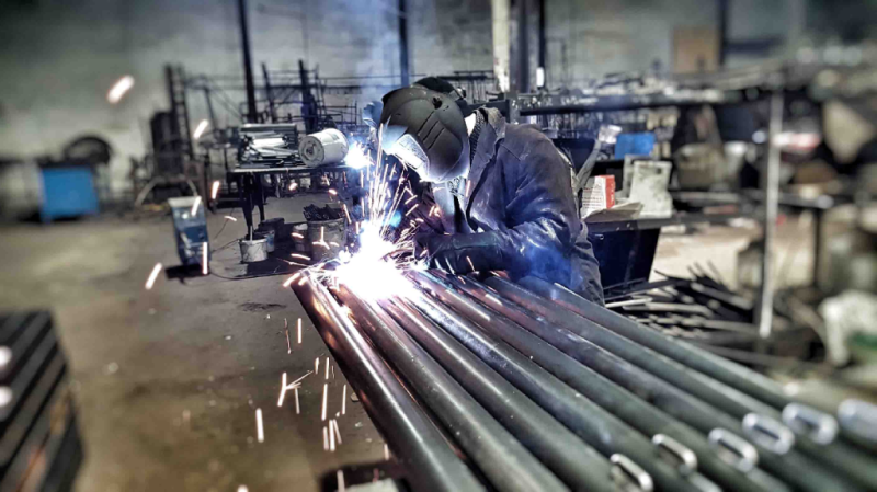 Какие материалы используют при изготовлении уличного спортивного оборудования в Тюмени?